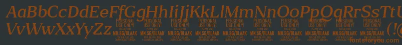 Fonte BlaakLightItalic PERSONAL – fontes marrons em um fundo preto