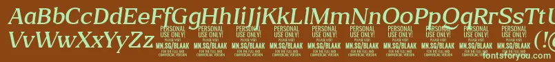 フォントBlaakLightItalic PERSONAL – 緑色の文字が茶色の背景にあります。