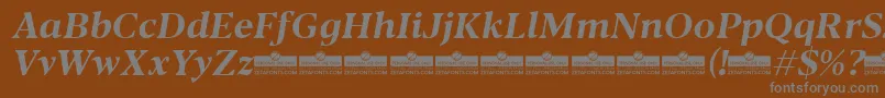 Więcej informacji o czcionce Blacker Text Bold Italic trial Czcionka Blacker Text Bold Italic trial – szare czcionki na brązowym tle