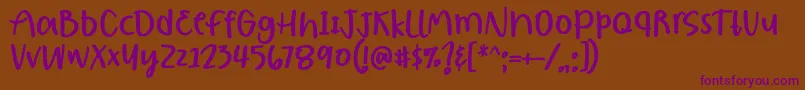 Czcionka Borjuis Font by 7NTypes – fioletowe czcionki na brązowym tle