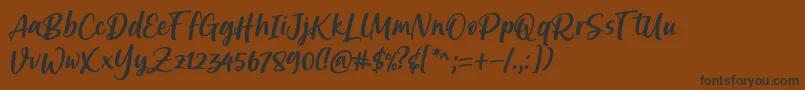 Brastagi Font by 7NTypes-Schriftart – Schwarze Schriften auf braunem Hintergrund