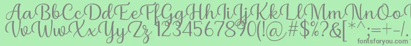 Briany Font Regular by Andrian 7NTypes-fontti – harmaat kirjasimet vihreällä taustalla