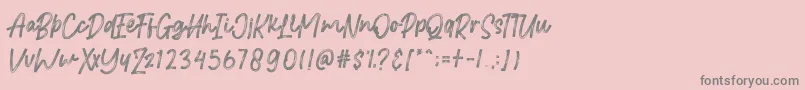 Brittanian-Schriftart – Graue Schriften auf rosa Hintergrund