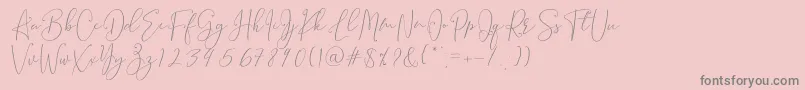 Brooke Smith Script-fontti – harmaat kirjasimet vaaleanpunaisella taustalla