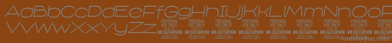 CapoonLighIt PERSONAL-fontti – harmaat kirjasimet ruskealla taustalla