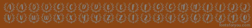 fuente CAPS Font by 7NTypes – Fuentes Grises Sobre Fondo Marrón