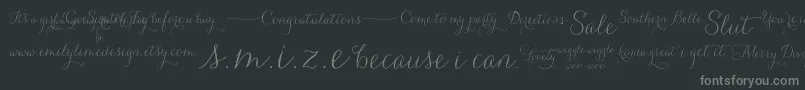 Weitere Informationen zur Carolyna Words-Schriftart Carolyna Words-Schriftart – Graue Schriften auf schwarzem Hintergrund