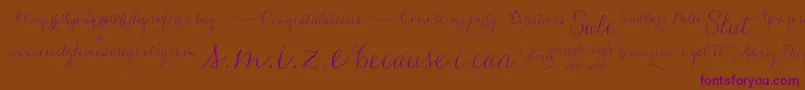 Carolyna   Words-Schriftart – Violette Schriften auf braunem Hintergrund