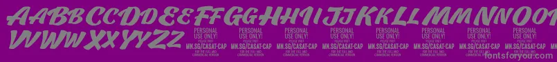 Czcionka CasatCapBold PERSONAL USE – szare czcionki na fioletowym tle
