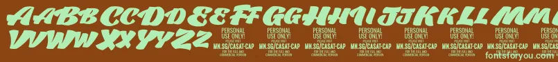 フォントCasatCapFat PERSONAL USE – 緑色の文字が茶色の背景にあります。