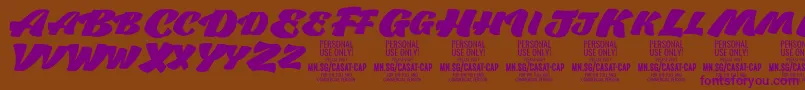 フォントCasatCapFat PERSONAL USE – 紫色のフォント、茶色の背景