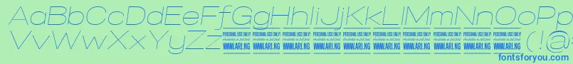 SpecifypersonalExpthinitalic-Schriftart – Blaue Schriften auf grünem Hintergrund