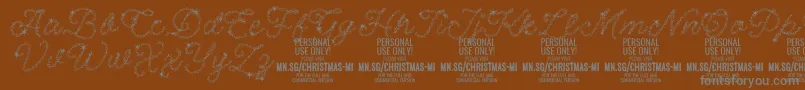 ChristmasMiracle PERSONAL-fontti – harmaat kirjasimet ruskealla taustalla