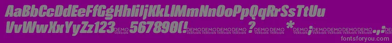 Weitere Informationen zur CrossfitDemo HeavyItalic-Schriftart CrossfitDemo HeavyItalic-Schriftart – Graue Schriften auf violettem Hintergrund