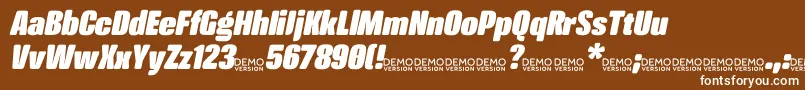 Fonte CrossfitDemo HeavyItalic – fontes brancas em um fundo marrom