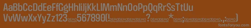 CrossfitDemo Regular-fontti – harmaat kirjasimet ruskealla taustalla
