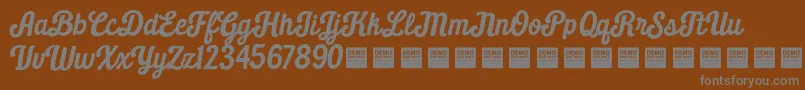 Fonte Daily Grind   Demo – fontes cinzas em um fundo marrom