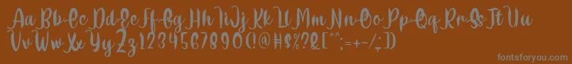 Шрифт Delumba Regular Font by 7NTypes – серые шрифты на коричневом фоне