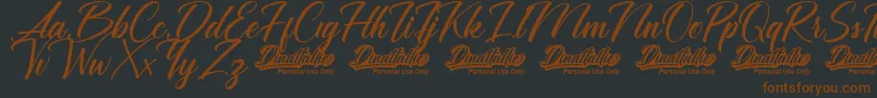 Weitere Informationen zur Dinattallie Personal Use Only-Schriftart Dinattallie Personal Use Only-Schriftart – Braune Schriften auf schwarzem Hintergrund