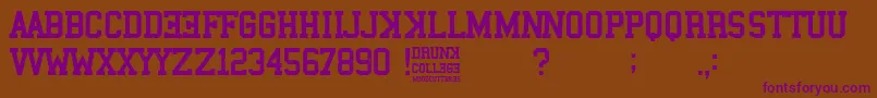 Drunk College-fontti – violetit fontit ruskealla taustalla