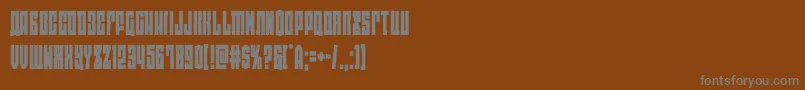 eastwestcond-fontti – harmaat kirjasimet ruskealla taustalla