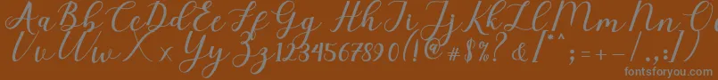 Elizabeth Script-fontti – harmaat kirjasimet ruskealla taustalla
