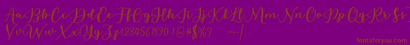 Estafet Letter Script-Schriftart – Braune Schriften auf violettem Hintergrund