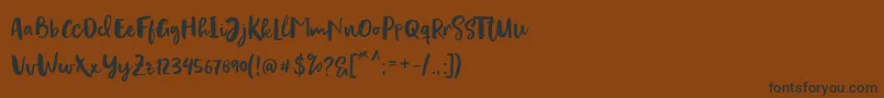 Czcionka Evertone Script – czarne czcionki na brązowym tle
