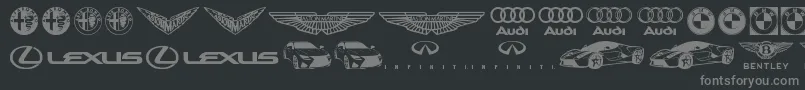 Weitere Informationen zur Famous Car 1-Schriftart Famous Car 1-Schriftart – Graue Schriften auf schwarzem Hintergrund