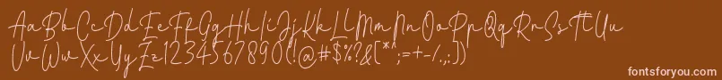 Czcionka Fattana Regular Font by 7NTypes – różowe czcionki na brązowym tle