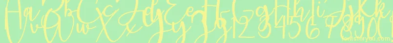 featrisse-fontti – keltaiset fontit vihreällä taustalla