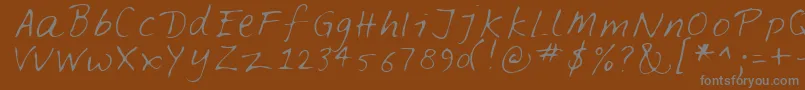 FELTPEN -fontti – harmaat kirjasimet ruskealla taustalla