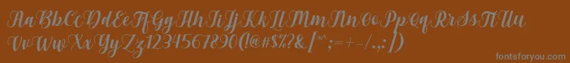 Fonte Gebrina Font by Keithzo 7NTypes – fontes cinzas em um fundo marrom