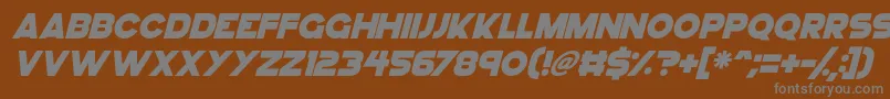 GoGo Hack Italic-fontti – harmaat kirjasimet ruskealla taustalla