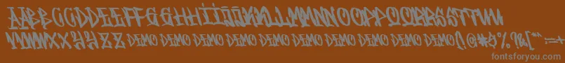 Fonte Graffitasi Demo – fontes cinzas em um fundo marrom