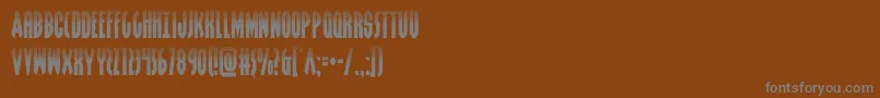 grendelsmotherhalf-fontti – harmaat kirjasimet ruskealla taustalla