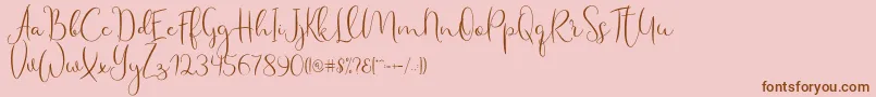 Fonte Haertbel Script – fontes marrons em um fundo rosa