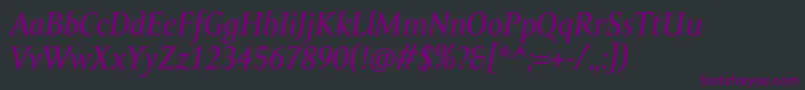 Czcionka AmorSerifTextProItalic – fioletowe czcionki na czarnym tle