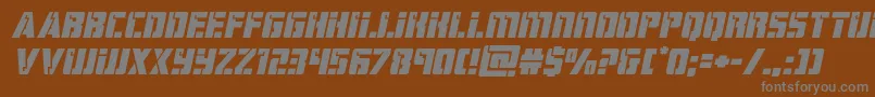 Fonte hardscienceexpandital – fontes cinzas em um fundo marrom