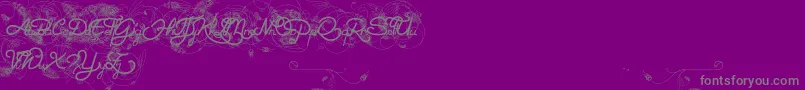 Helene  Queen K-fontti – harmaat kirjasimet violetilla taustalla