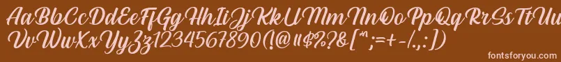 Hestina Font by Keithzo 7NTypes-fontti – vaaleanpunaiset fontit ruskealla taustalla