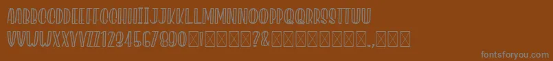 JacklynMilner-fontti – harmaat kirjasimet ruskealla taustalla