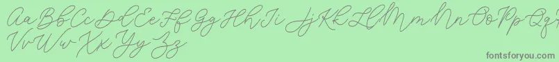 Jean Jingga  -fontti – harmaat kirjasimet vihreällä taustalla