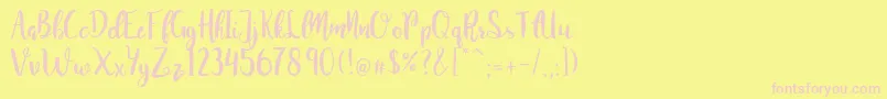 JuanitaBrushSmooth-fontti – vaaleanpunaiset fontit keltaisella taustalla