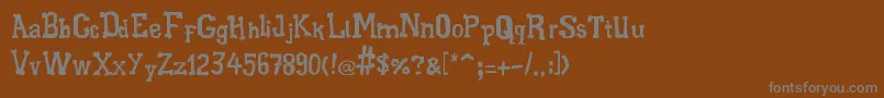 XiloGaldino-fontti – harmaat kirjasimet ruskealla taustalla