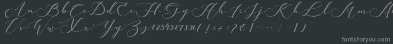 kachine-fontti – harmaat kirjasimet mustalla taustalla