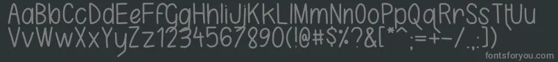 KarlaCamilla-fontti – harmaat kirjasimet mustalla taustalla