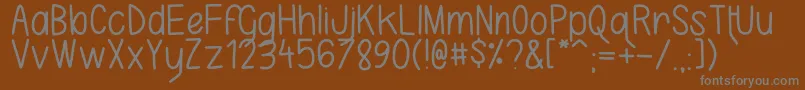 KarlaCamilla-Schriftart – Graue Schriften auf braunem Hintergrund