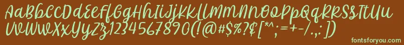 フォントKhalifa Font by 7Ntypes D – 緑色の文字が茶色の背景にあります。