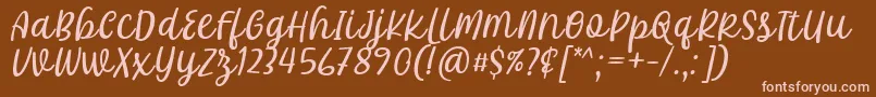 フォントKhalifa Font by 7Ntypes D – 茶色の背景にピンクのフォント